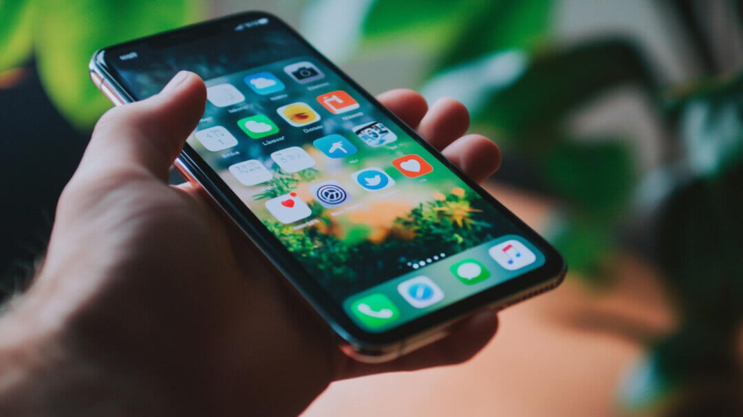 Kalau Nggak Ada di HP, Artinya Nggak Ada: Inilah Kenapa Bisnis Butuh Aplikasi Mobile Sekarang Juga